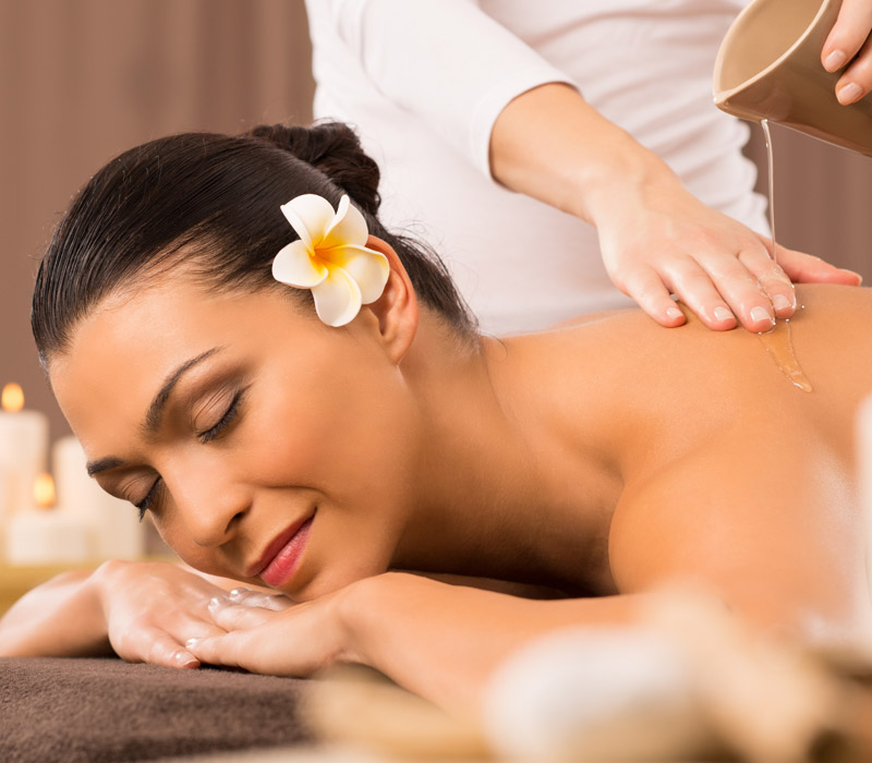 woman-having-a-back-oil-massage-PHW7JXQ